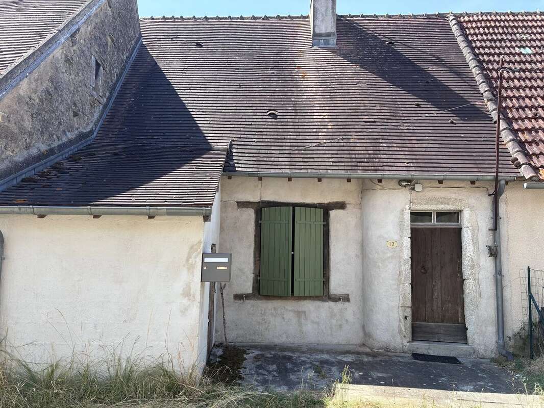 Petite maison de hameau avec une grange et un terrain - photo 12