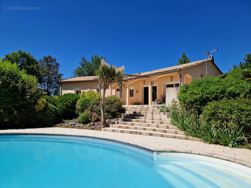 Proche Périgueux MAISON de PLAIN PIED 146 m2 avec 4 chambres / Grand garage / Grand terrain avec PISCINE. - photo 23