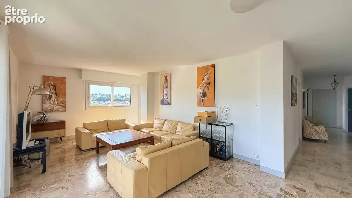 VOIRON - T6 de 144 m2 avec balcons, garage et caves - photo 4