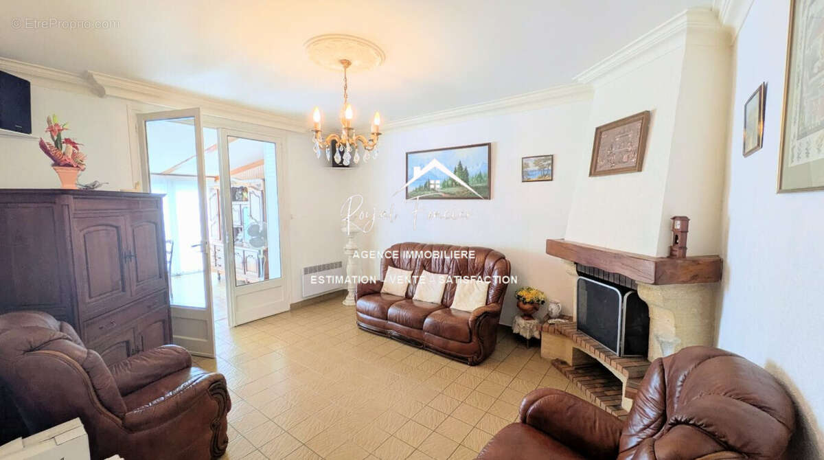 Salon avec cheminée  - Maison à LA CELLE-SAINT-AVANT