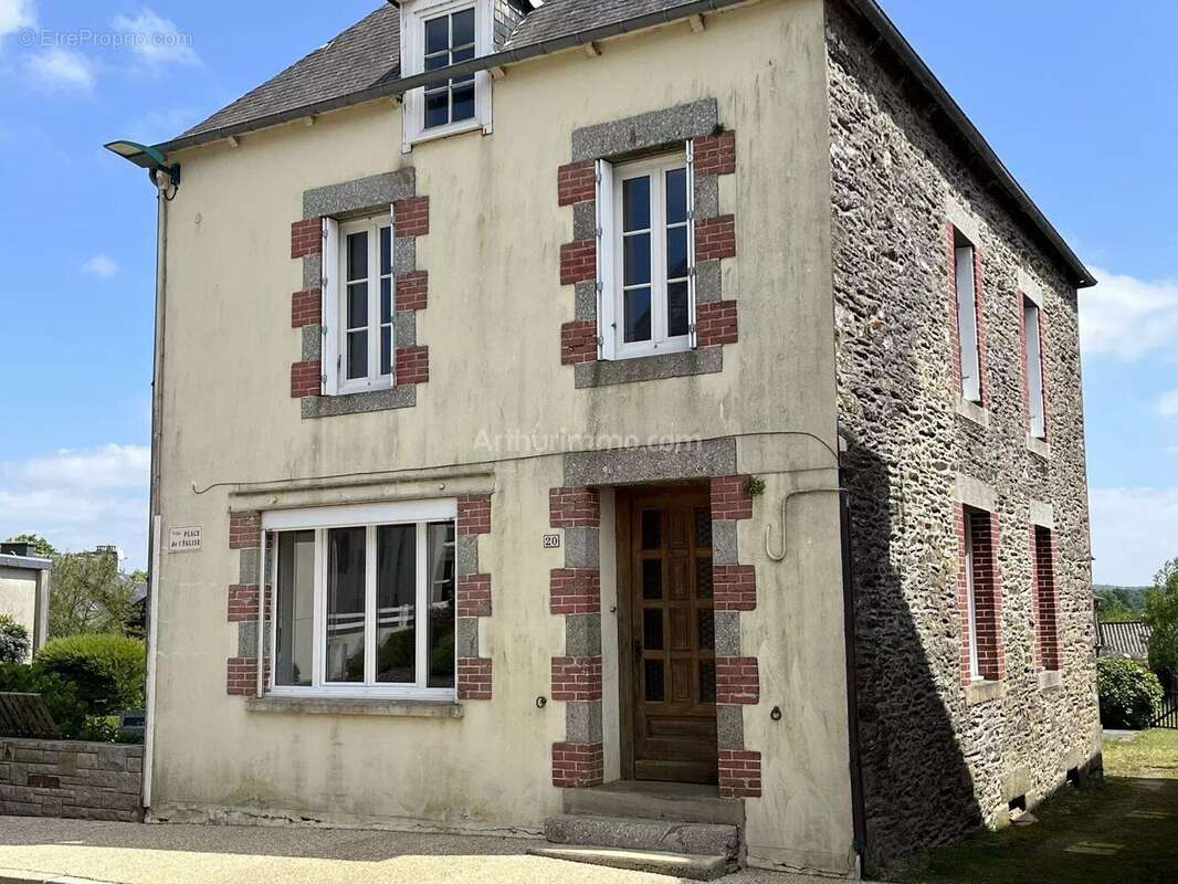 Maison à ALLINEUC