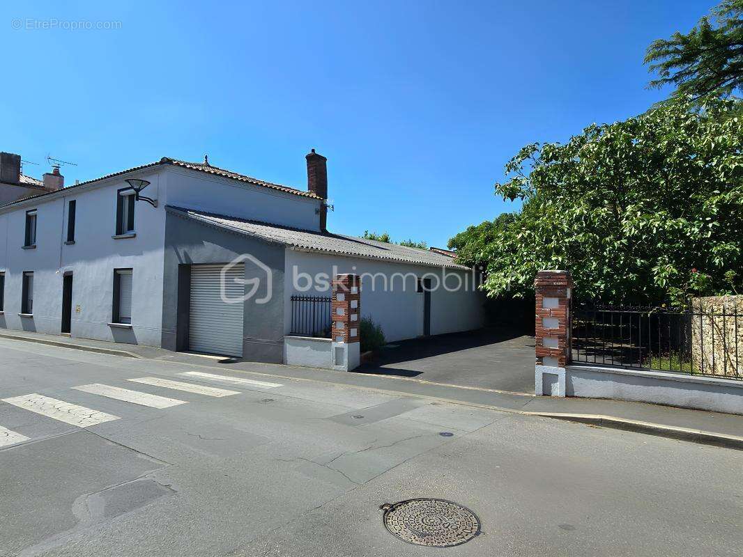 Maison familiale en pierre – beaux volumes, dépendances et parcelle urbanisable au cœur de beaurepaire - photo 14