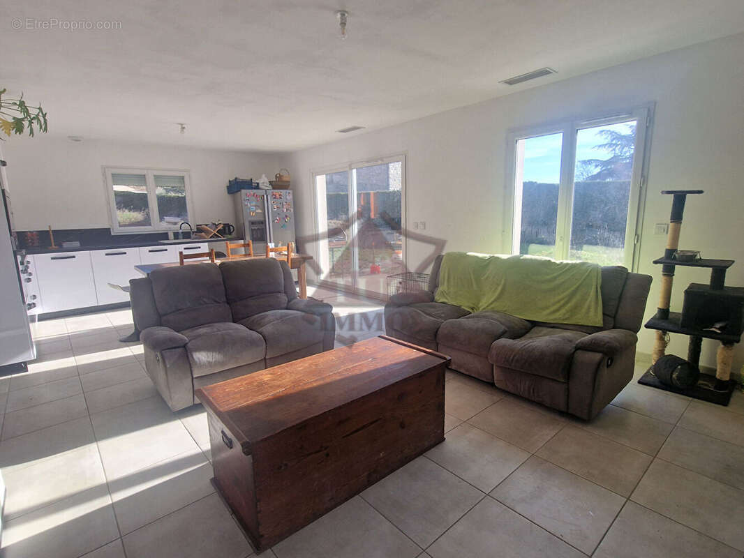 Maison à SAINT-JEAN-DE-MARUEJOLS-ET-AVEJAN