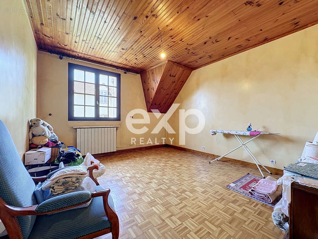 Maison 137 m² à Saint-Denis  - photo 9