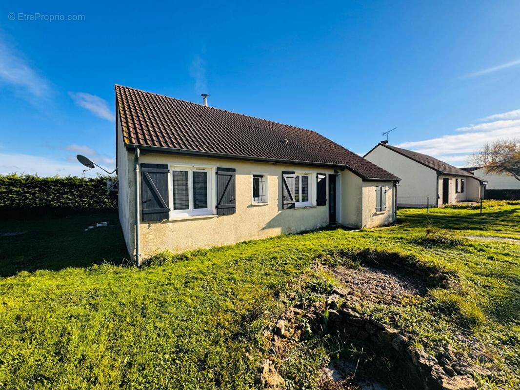 Maison à SAINT-PARIZE-LE-CHATEL