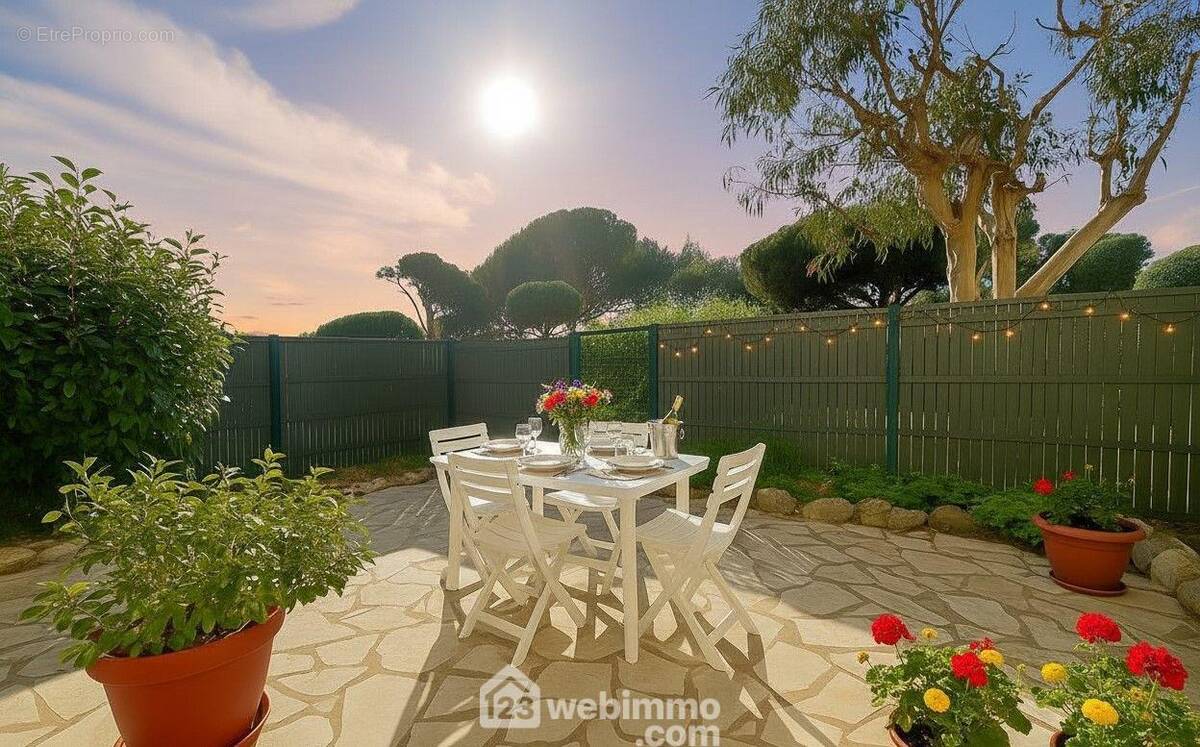 Un extérieur ensoleillé pour profiter pleinement de chaque instant, entre détente et convivialité. - Appartement à SAINTE-MAXIME