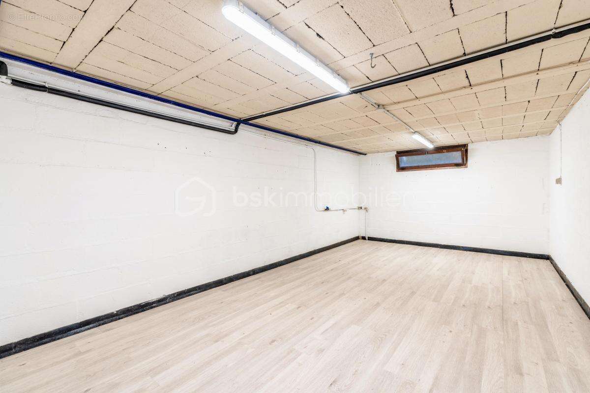 Maison à MARNES-LA-COQUETTE