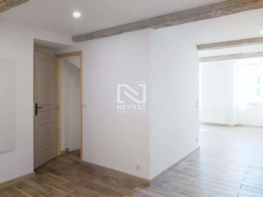 Appartement à TOURRETTES