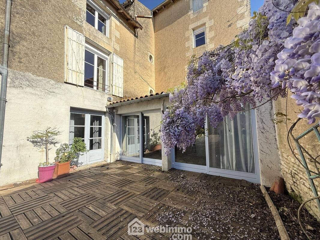 A l'extérieur, accessible depuis la cuisine, une cour sans vis-à-vis, - Maison à NEUVILLE-DE-POITOU