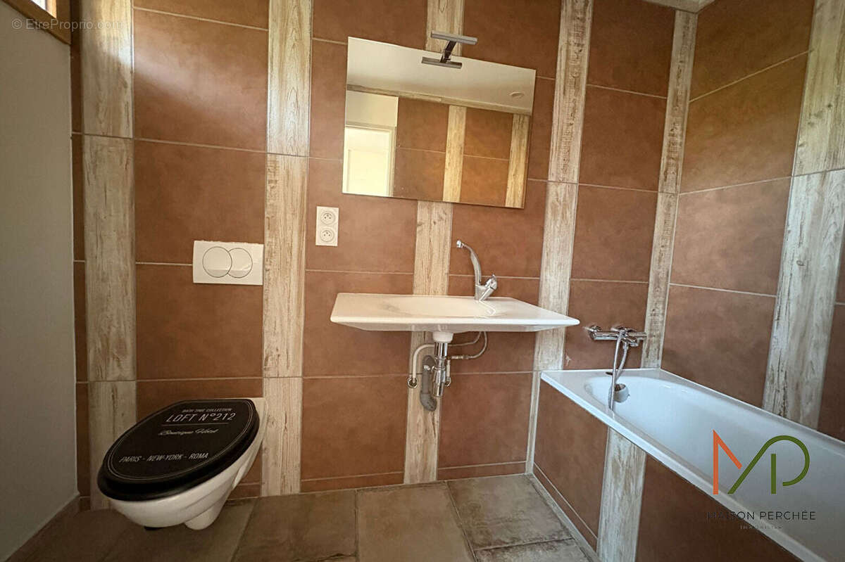 Maison de ville atypique, sur trois niveaux, entièrement rénovée de 71 m² - photo 9