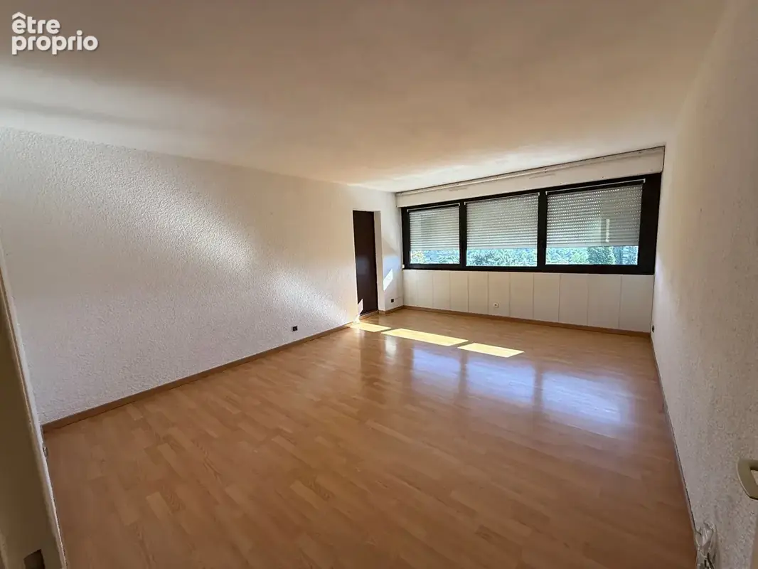 A vendre à ANNEMASSE, grand T3  traversant de 75.43 m² au dernier étage, vue Genève et Jura - photo 3