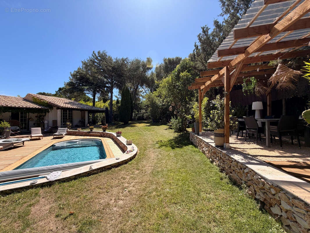 NIMES CAMPLANIER Superbe maison de plain pied,7 pièces de 250 m2 avec dépendance, jardin et piscine - photo 10