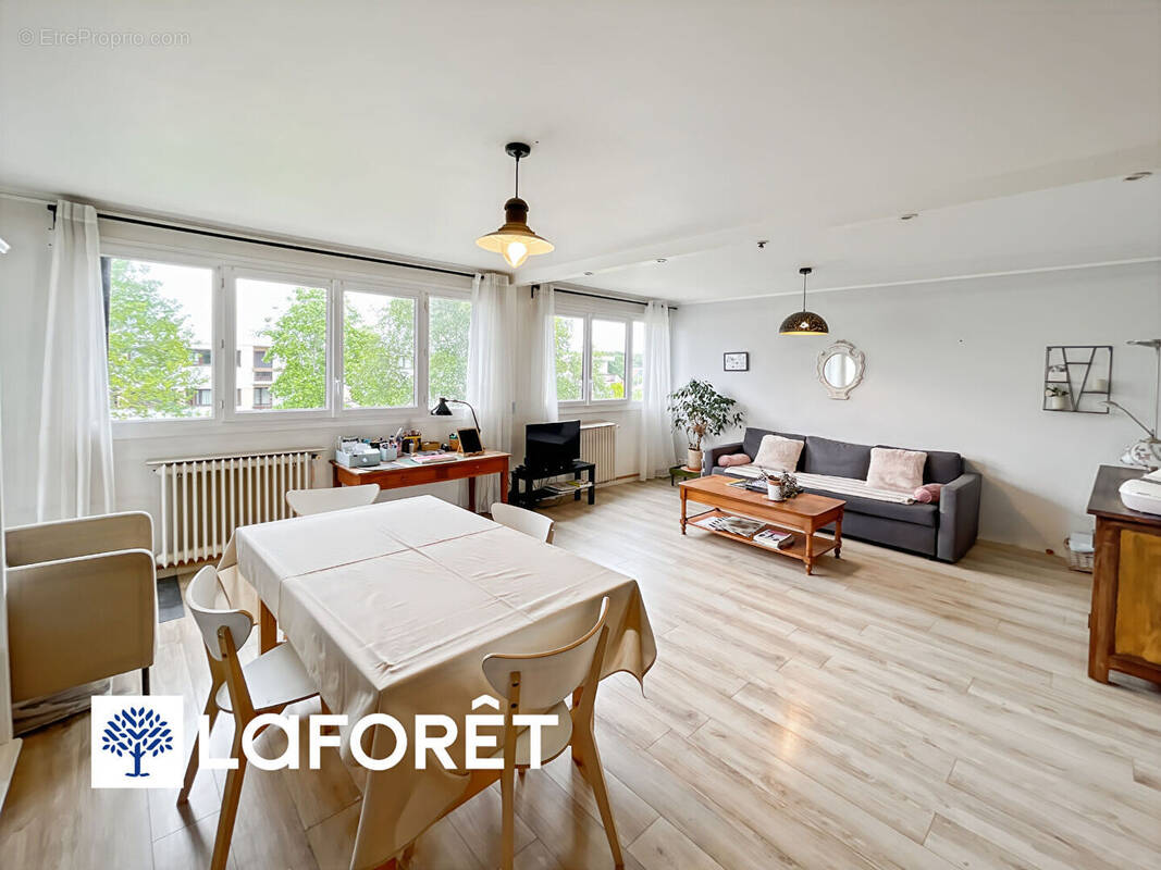 Appartement à SAINTE-GENEVIEVE-DES-BOIS