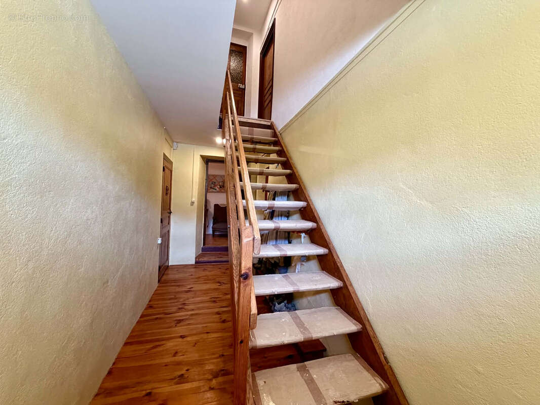 Ensemble immobilier sur caves et terrains avec source et puits - photo 29