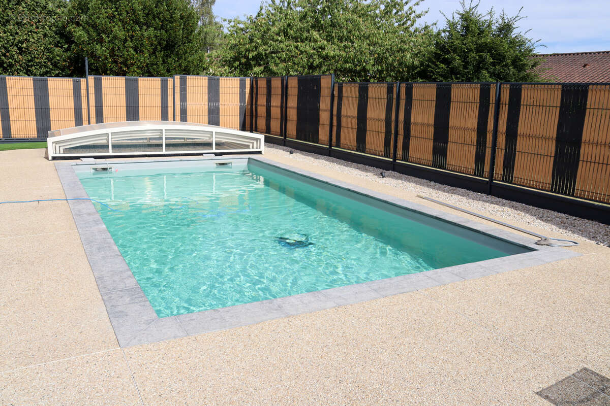 SAINT-BÉNIGNE – Villa d'exception avec piscine, vue sur les Monts du Mâconnais et terrain de 4 608 m² - photo 4