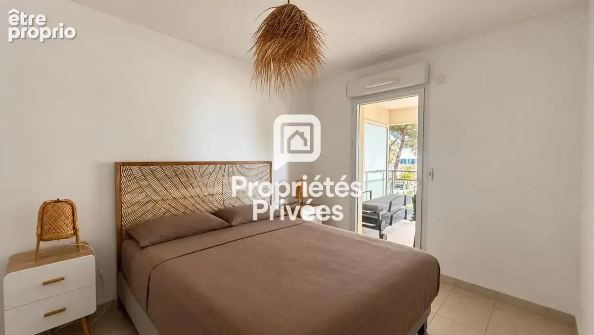 Hyères Port - T4 de 91 m2 avec terrasse, vue mer, piscine et garage - photo 10