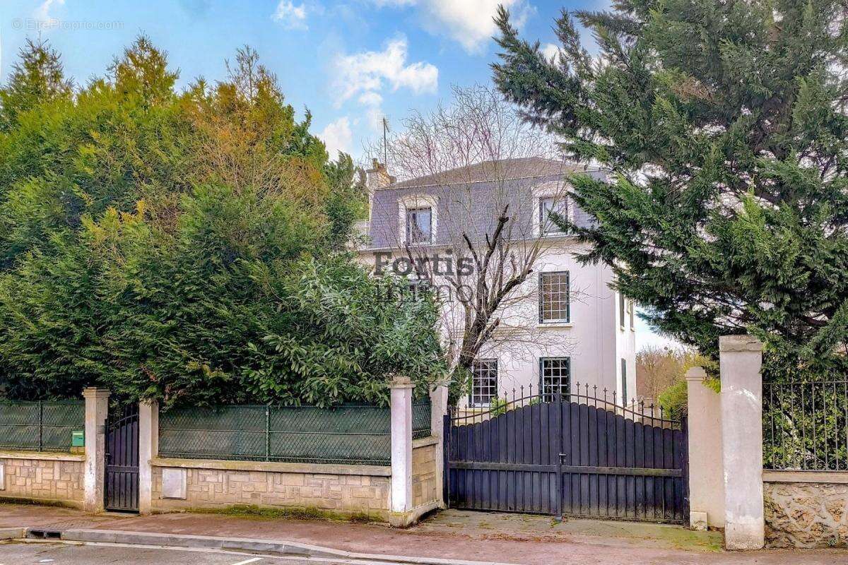 Maison à LE MESNIL-LE-ROI