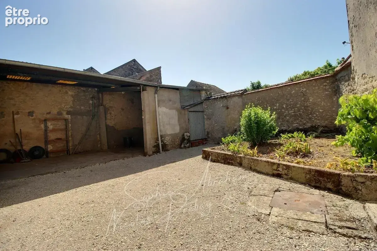 Maison en pierres avec cour close de murs, 3 chambres, dépendances - photo 9