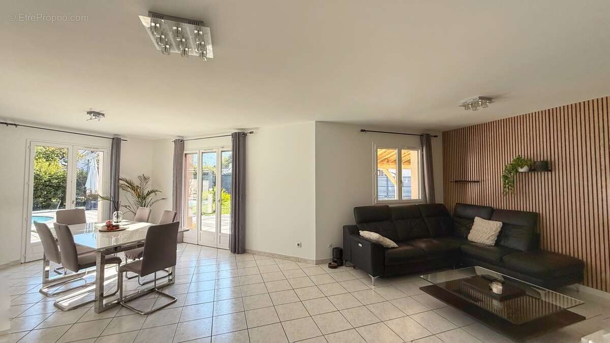 Maison à SAINT-ETIENNE-DE-CROSSEY