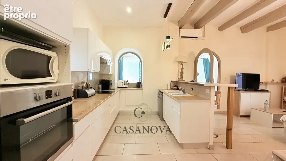 Maison de village rénovée de 137 m² avec appartement indépendant et deux garages à Montblanc - photo 2