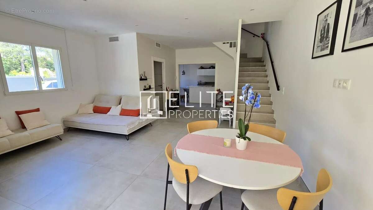 Maison à LA ROQUETTE-SUR-SIAGNE