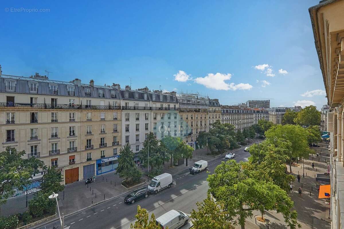 Place de la Nation – 2 pièces à rénover avec fort potentiel - photo 13