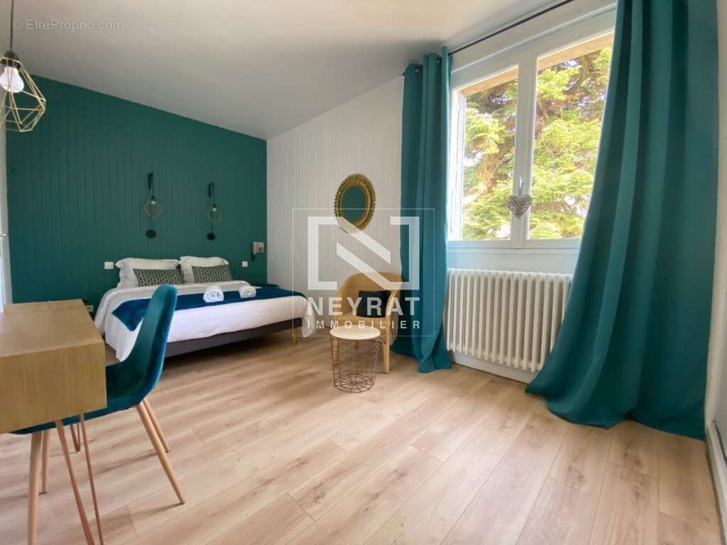 Commerce à PARAY-LE-MONIAL