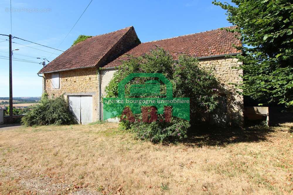 58, secteur Moraches - Ancien corps de ferme indépendant sur 3200m2 de terrain. - photo 2