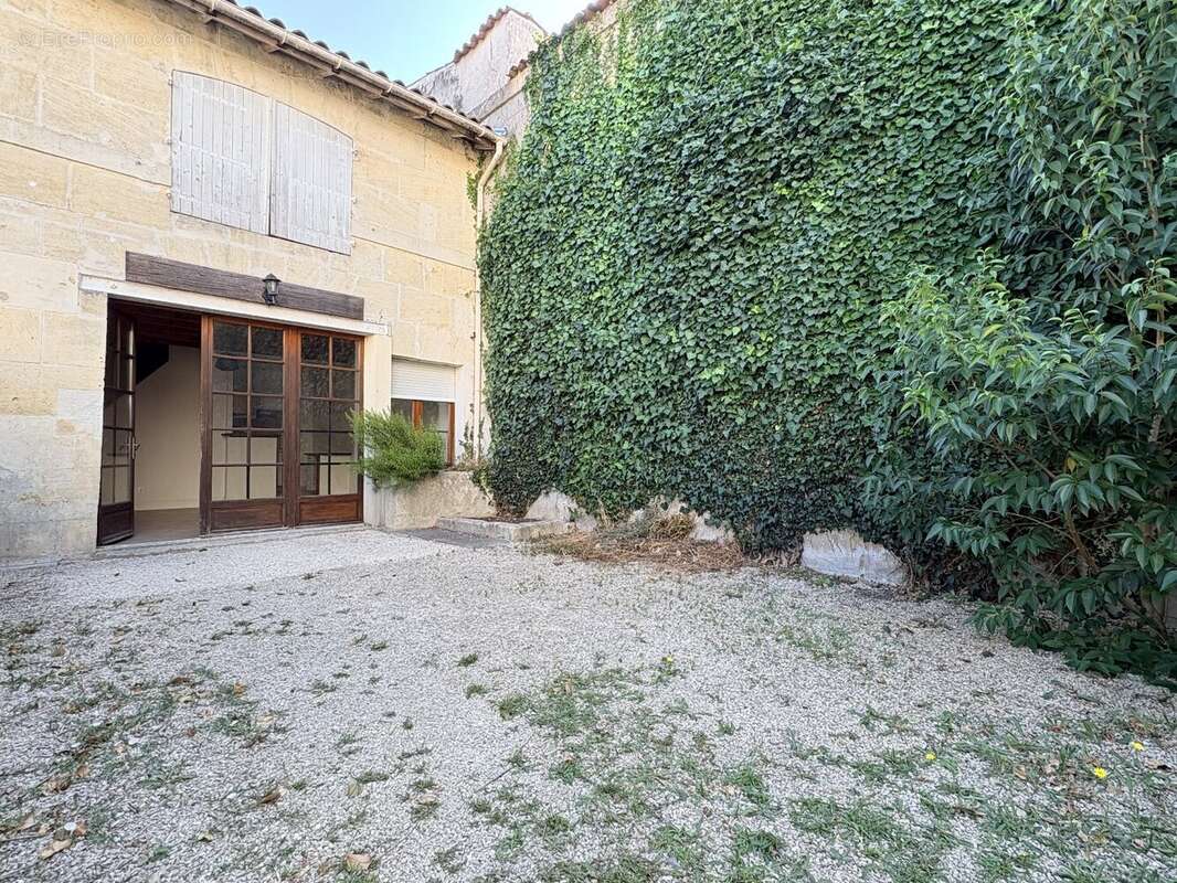 T3 en duplex avec cour Cognac centre - photo 3