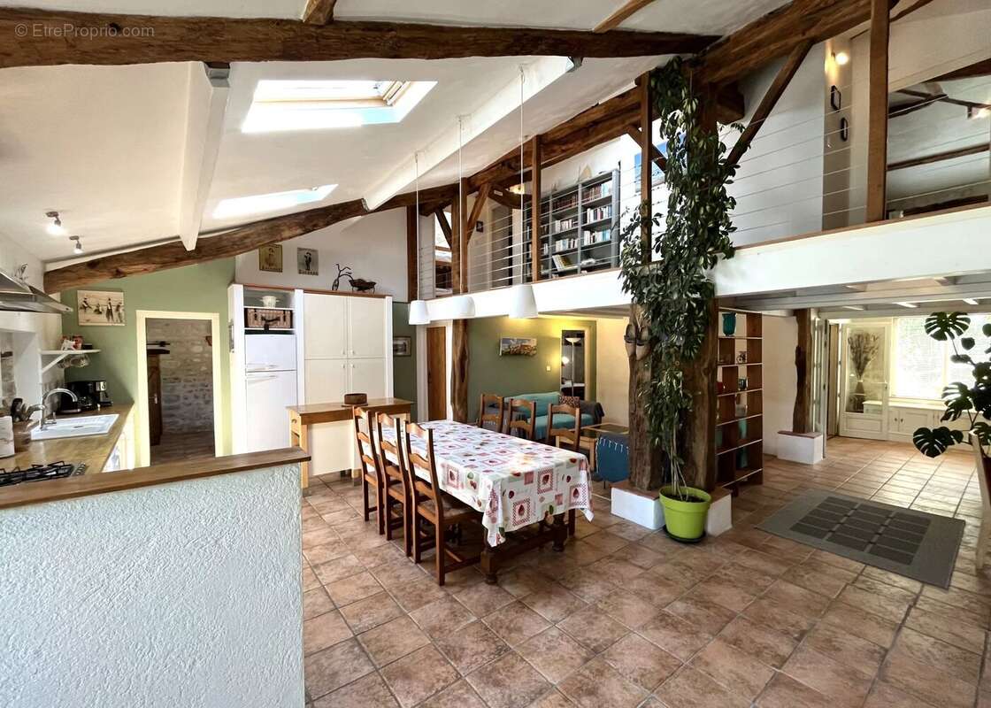 Maison à SAINT-LAURENT-DES-COMBES