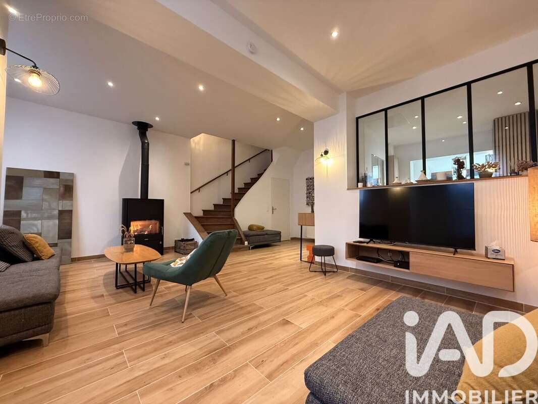 Maison 207 m² à Crecy-La-Chapelle  - photo 5