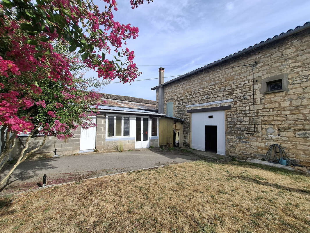 Propriété rare à Gleizé   Plus de 150 m2 habitables, dépendances, jardin et 27 000 m2 de terrains agricoles - photo 10
