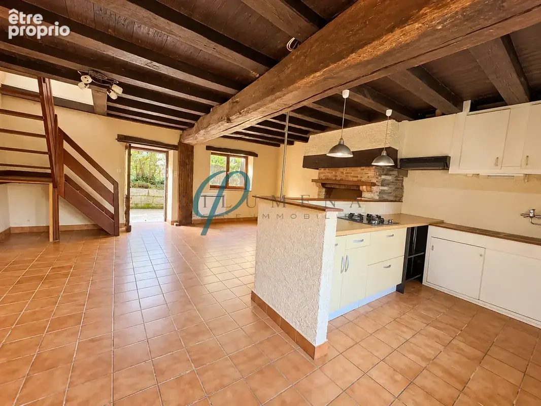 Maison en pierre à rénover, 2 chambres, cheminée et grenier aménageable, Charme de l'ancien et beau potentiel - photo 2