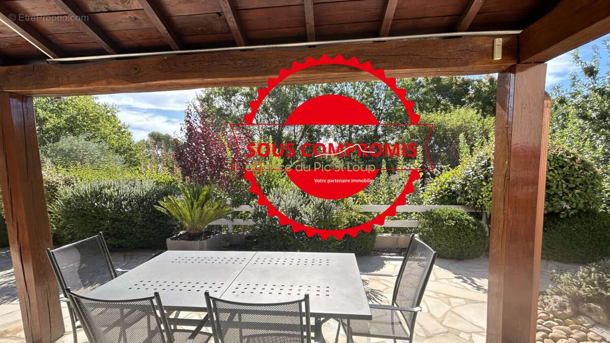 Maison à SAINT-CLEMENT-DE-RIVIERE