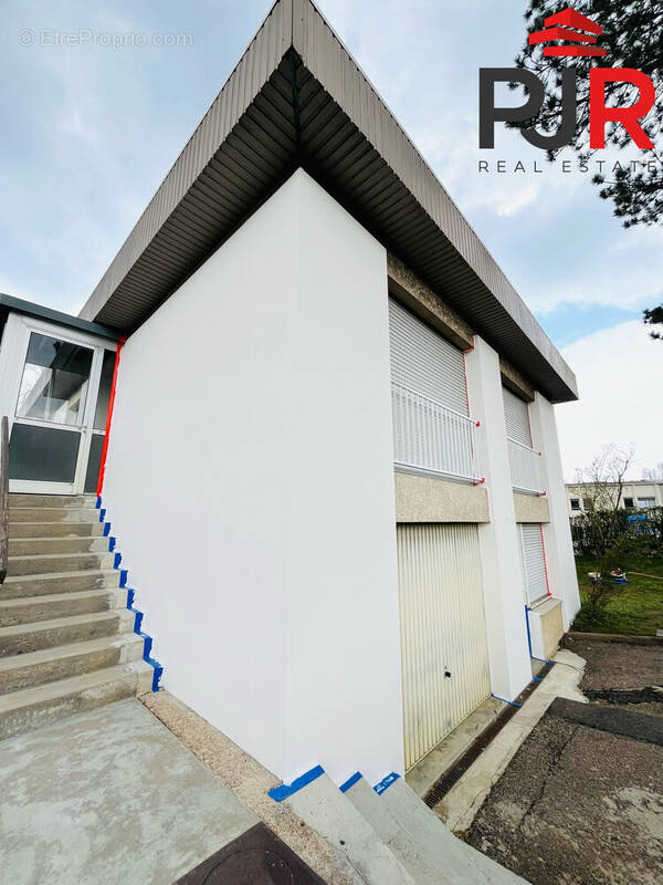 Façade en cours de ravalement - Commerce à HEILLECOURT