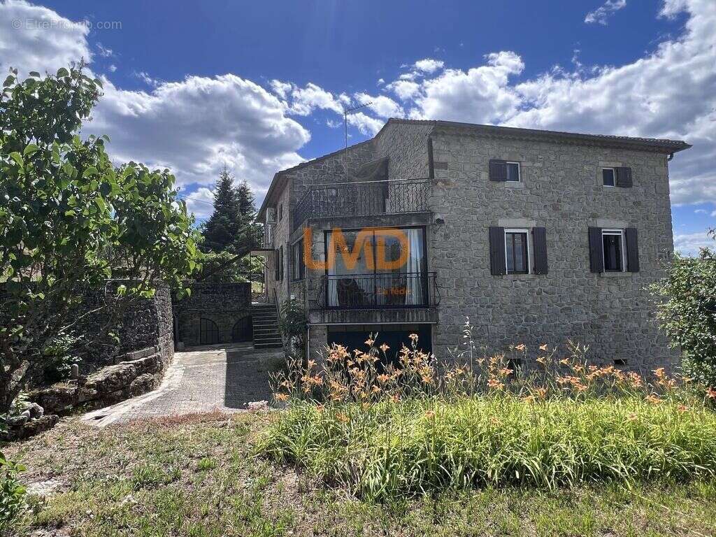Bâtisse en pierre, fort potentiel - photo 21