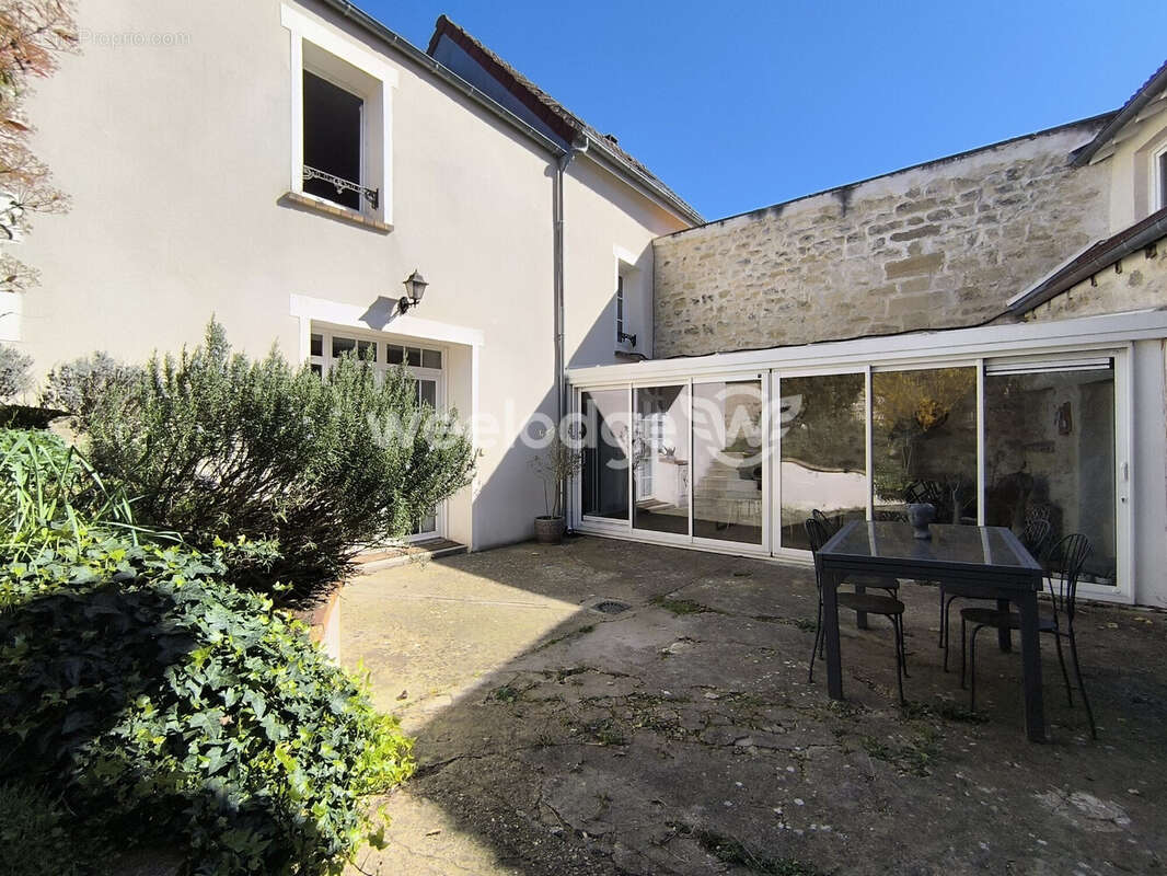Maison à JOUY-LE-MOUTIER