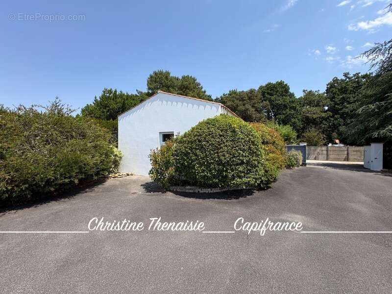 Maison à vendre 5 pièces - Plain-Pied - 3 chambres - 2 salles d'eau - 3 wc - Piscine couverte - 2 garages SAINT HILAIRE DE RIEZ  - photo 30
