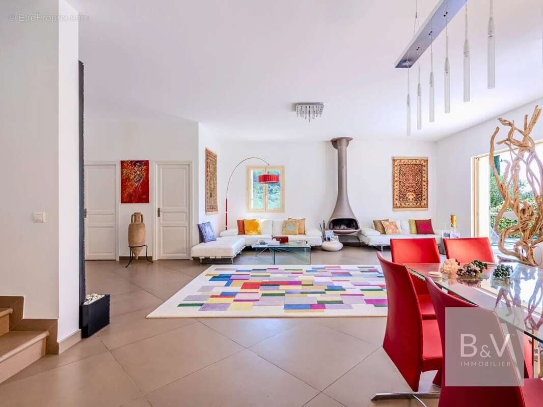 Maison à CHATEAUNEUF-GRASSE