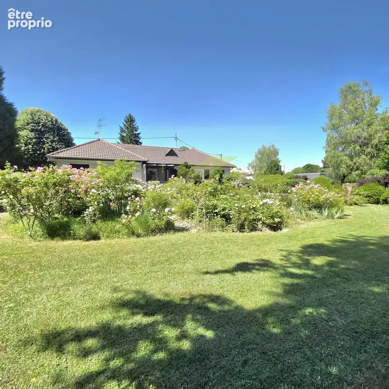 Maison de plain-pied dans un cadre verdoyant exceptionnel de 31 ares - photo 12
