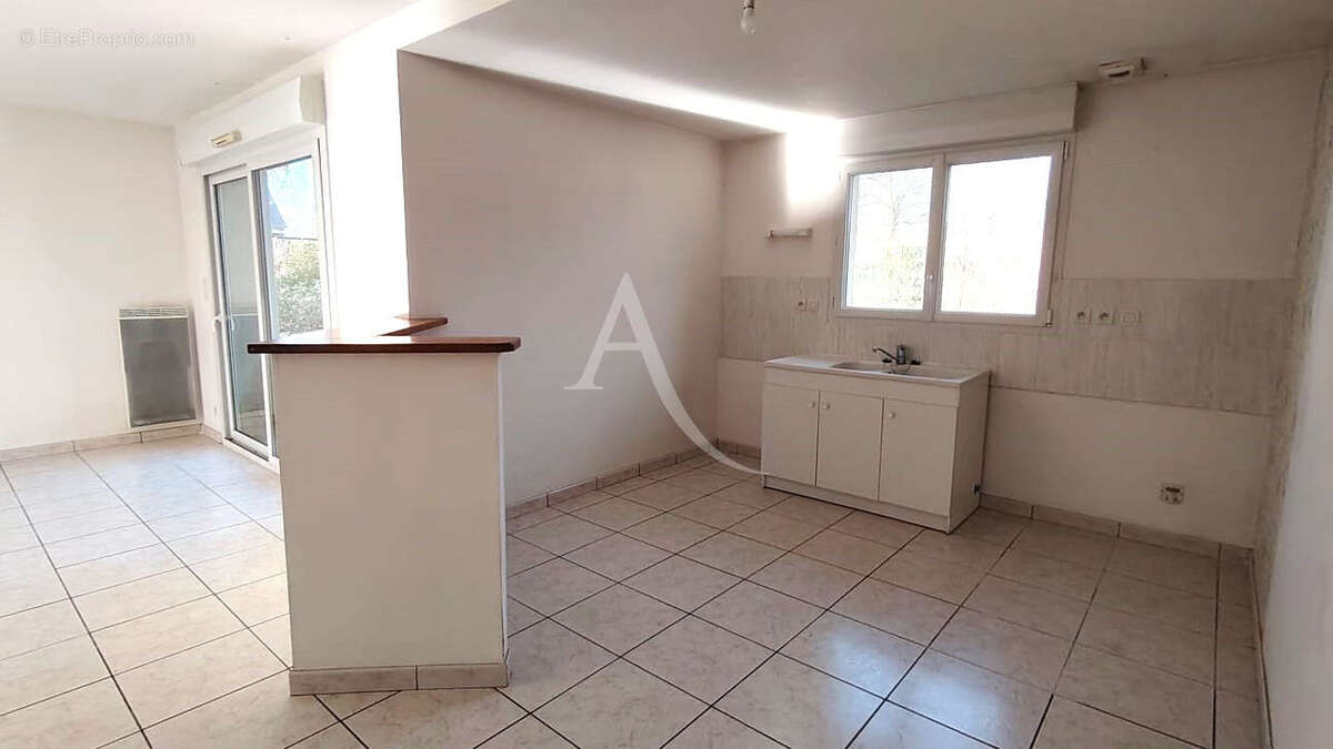 Maison à SAINT-CLEMENT-DE-LA-PLACE