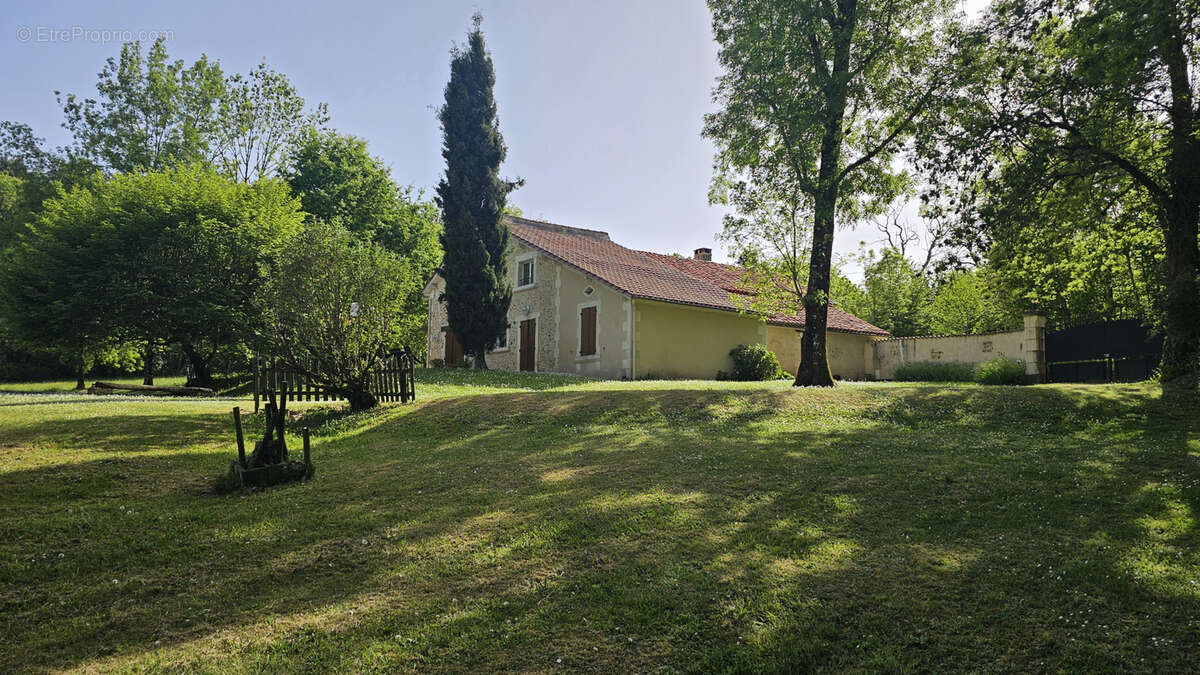 Maison à CREYSSENSAC-ET-PISSOT