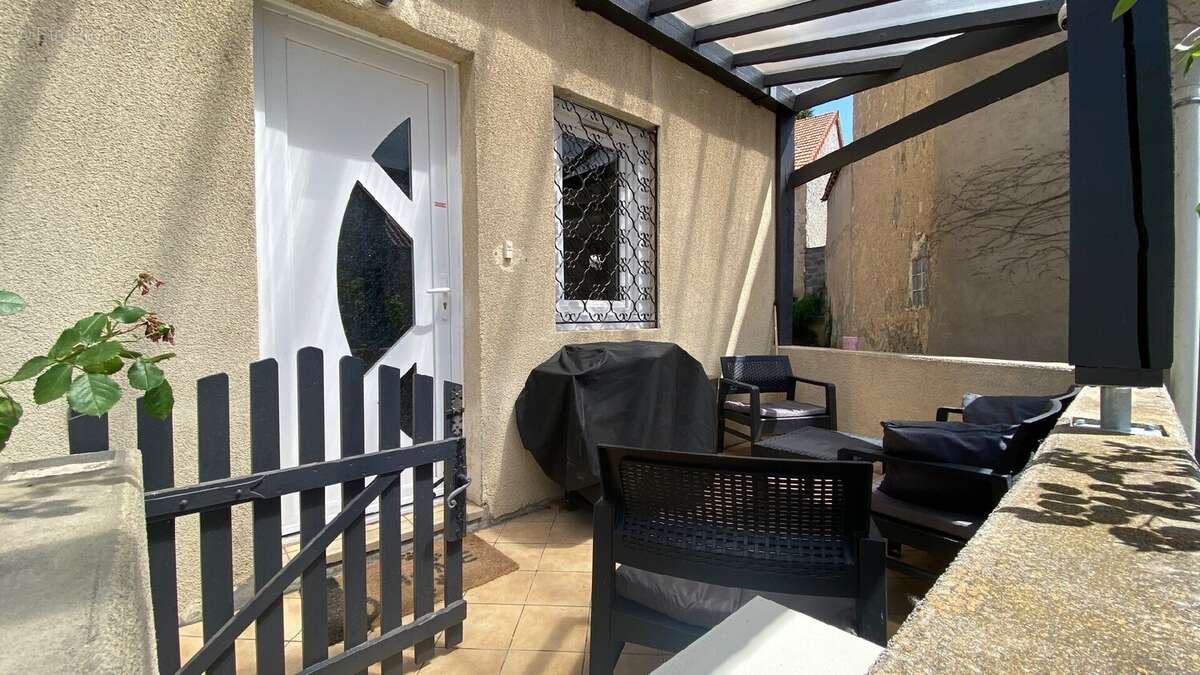 Maison à CREUZIER-LE-NEUF