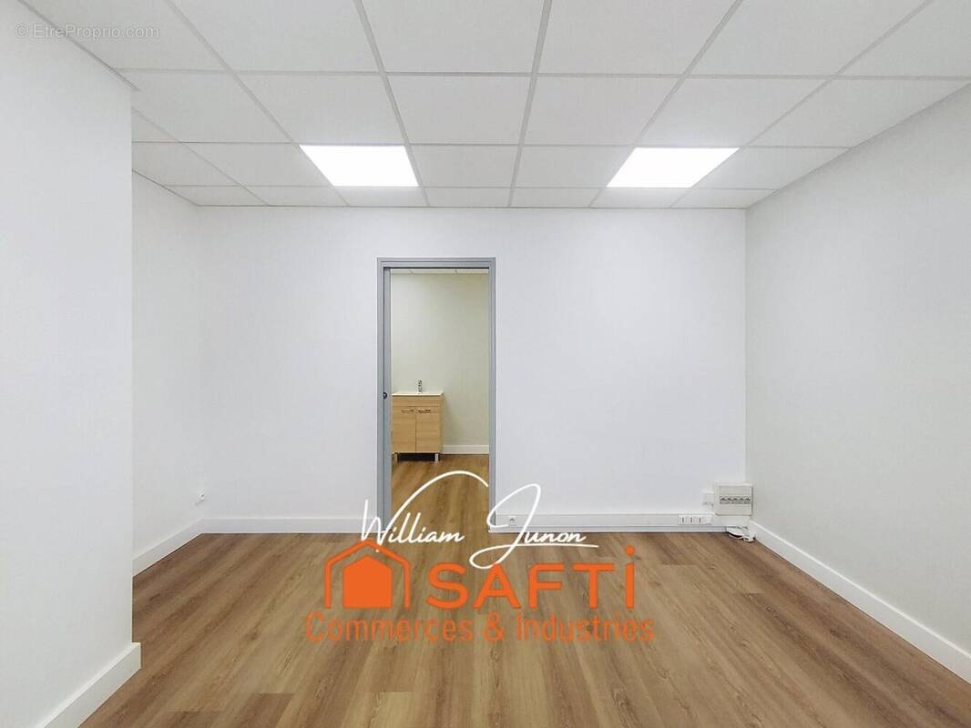 Photo 1 - Commerce à LE CHAMBON-FEUGEROLLES