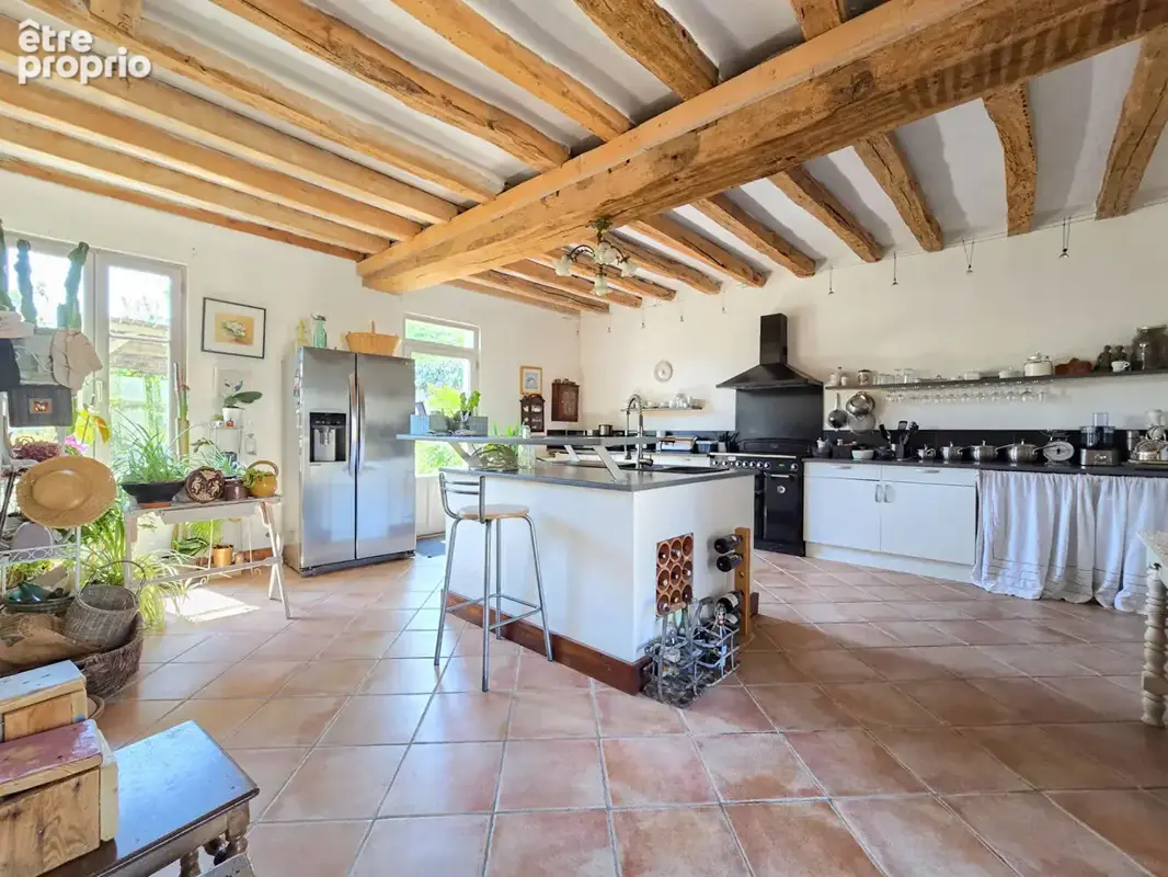 Maison de caractère à vendre à Vaudelnay avec piscine, dépendances et caves troglodytes - photo 4