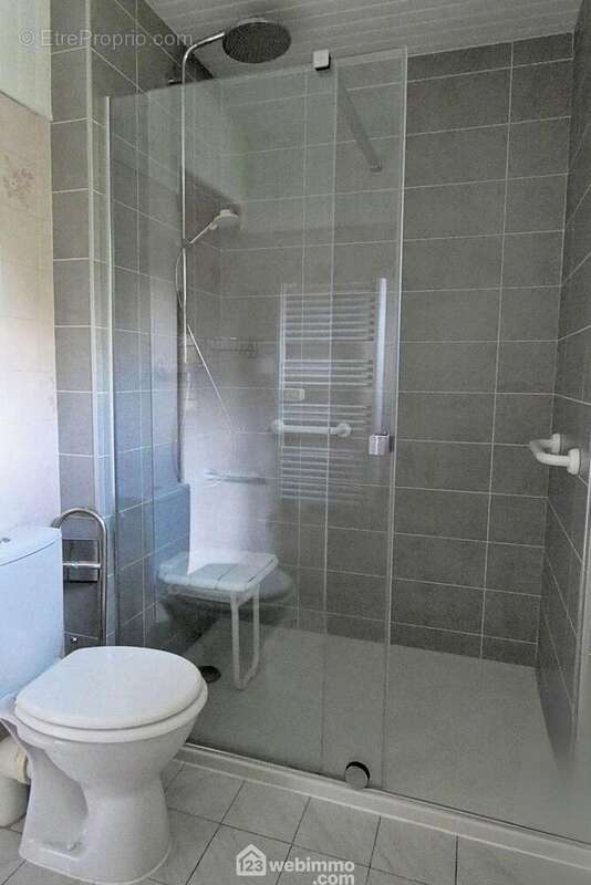 ... Avec douche italienne et toilette - Maison à UGINE