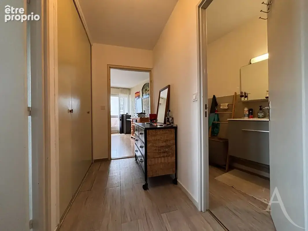 Proche centre-ville de BOURGES - Appartement T1 bis avec balcons - photo 12