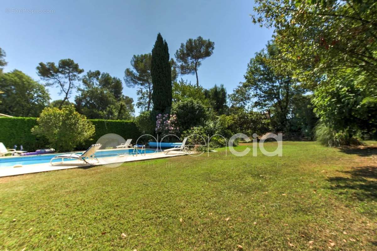 Maison à ROQUEFORT-LES-PINS