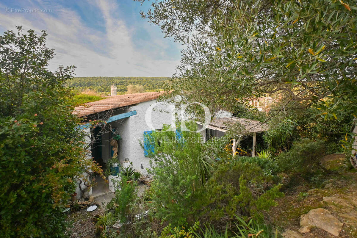 Maison à CEYRESTE