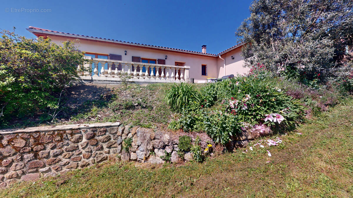 Maison à ESSERTINES-EN-CHATELNEUF